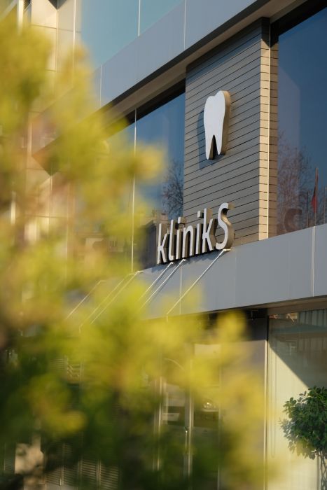 Kliniks dış cephe — tabela detayı